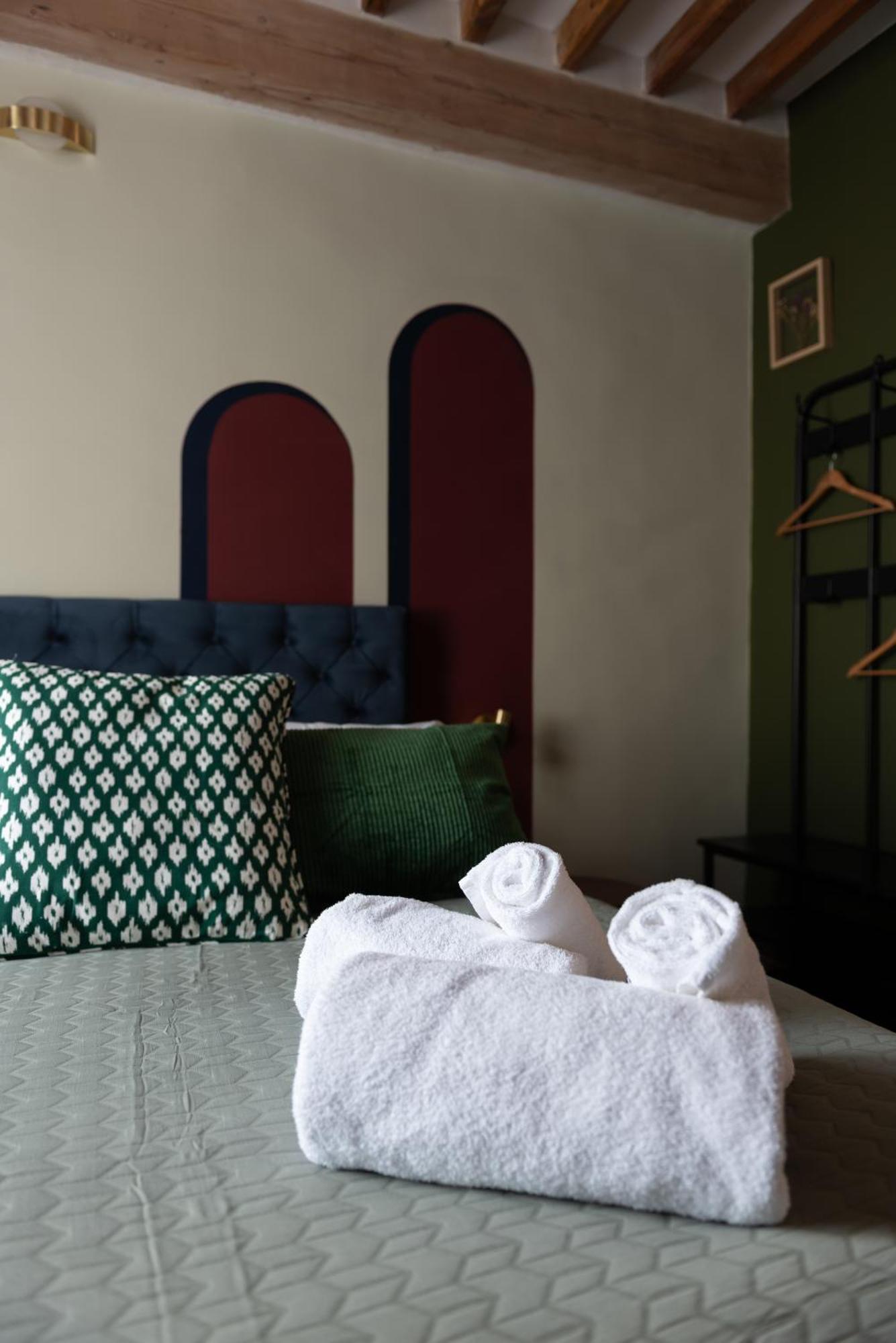 La Maison D'En Bas Des Seigneurs Cucuron Quarto foto